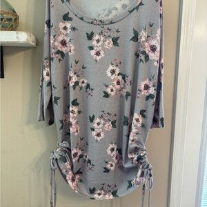 Floral Gray Women's Top Torrid Size 2 EUC Super Soft
